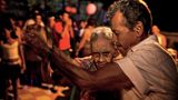 Eine Hundertjährige tanzt mit ihrem Sohn