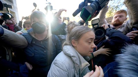 Abgang im Gedränge: Greta Thunberg beim Verlassen des Gerichtsgebäudes in London.
