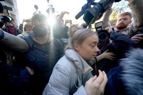 Abgang im Gedränge: Greta Thunberg beim Verlassen des Gerichtsgebäudes in London.