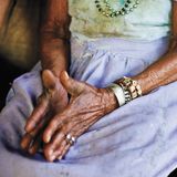 Die Hände einer alten Frau