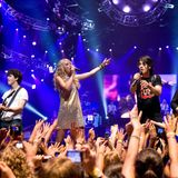 Taylor Swift und die Jonas Brothers auf der Bühne.