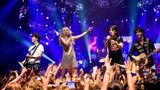 Taylor Swift und die Jonas Brothers auf der Bühne.