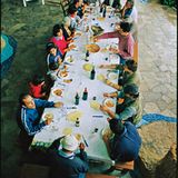 Eine Großfamilie an einer langen Tafel
