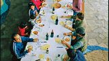 Eine Großfamilie an einer langen Tafel