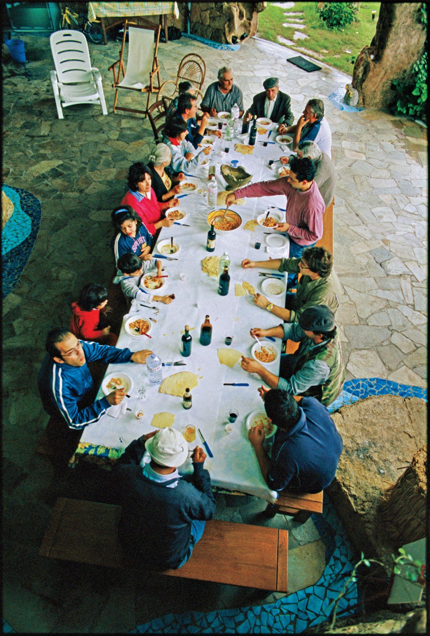 Eine Großfamilie an einer langen Tafel