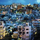 Mehrstöckige Häuser im Abendlicht