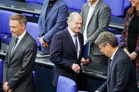 Bundeskanzler Olaf Scholz (SPD, M) neben Christian Lindner (FDP, l), und Robert Habeck (Bündnis 90/Die Grünen, r)