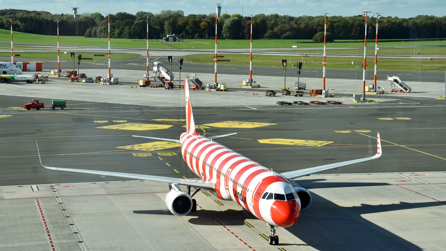 Ein Ferienflieger von Condor rollt zu einem Gate am Hamburger Flughafen