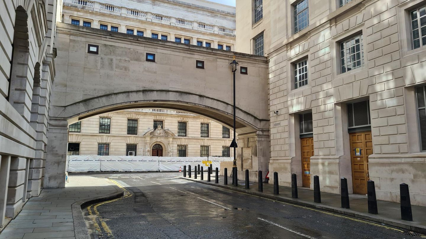 Great Scotland Yard in London – das Ministerium für Zauberei Eien Straße, über die ein Bogen führt. Die Kulisse