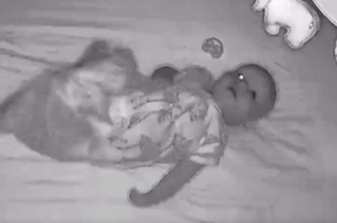 Gerade noch rechtzeitig: Dank Babyphone-Kamera: Mutter erkennt bei Baby Krebs