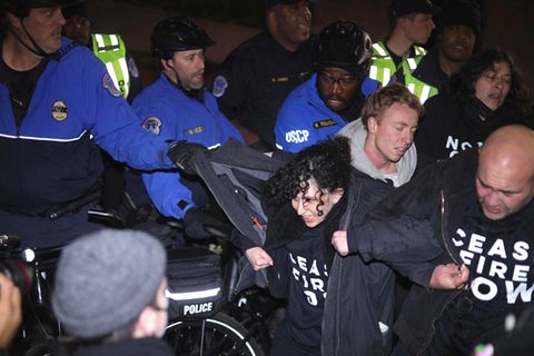 Mitglieder der Kapitolpolizei versuchen, eine Blockade der Zentrale der US-Demokraten in Washington aufzulösen