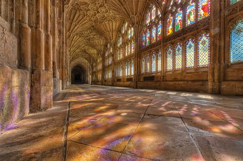 Die Kreuzgänge der Zauberschule bei "Harry Potter" gehören zur Gloucester Cathedral. Licht fällt durch die Fen