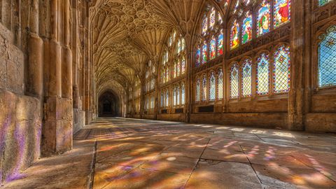 Die Kreuzgänge der Zauberschule bei "Harry Potter" gehören zur Gloucester Cathedral. Licht fällt durch die Fen