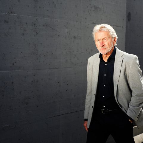 Paul Breitner posiert auf dem Dach eines Münchner Hotels