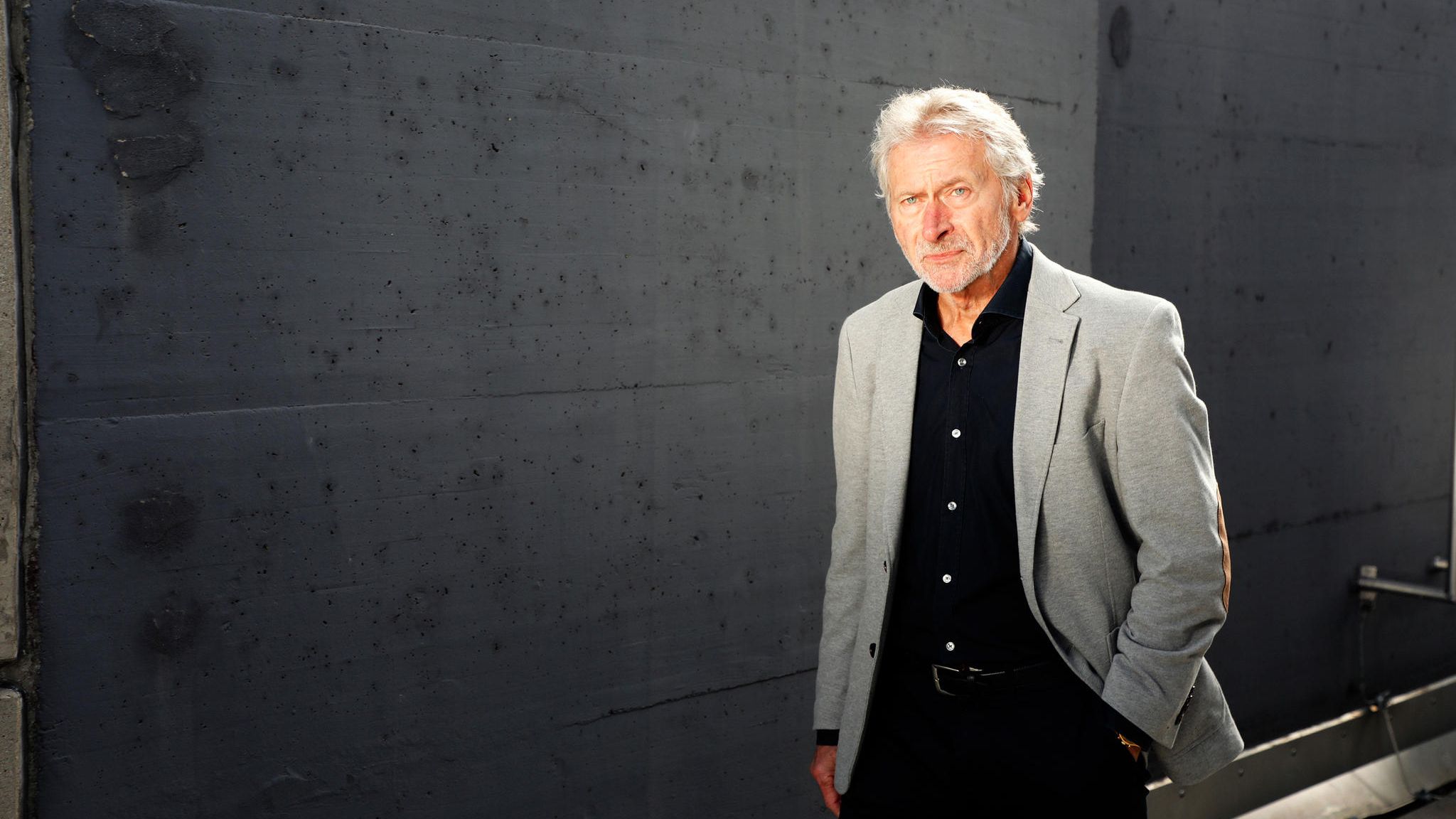 Paul Breitner posiert auf dem Dach eines Münchner Hotels