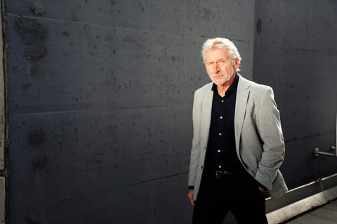 Paul Breitner posiert auf dem Dach eines Münchner Hotels