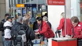 Zwischen Herbst 2014 und Mai 2015 schickte die GDL ihre Mitglieder neunmal in den Streik. Rund 420 Stunden lang wurde das Bahnnetz lahmgelegt. Betroffen waren hunderte Fern- und Güterzüge sowie der für Pendler besonders wichtige Nahverkehr. Die Intensität der Streiks bescherte dem Bahn-Konzern Umsatzausfälle von mehreren hundert Millionen Euro. Zwischenzeitlich fielen drei Viertel aller Fernzüge aus. Erst Ende Juni 2015 verständigten sich die GDL und die Deutsche Bahn nach einem Schlichtungsverfahren auf einen neuen Tarifvertrag: Er umfasste eine Gehaltssteigerung um 5,1 Prozent und eine Arbeitszeitverkürzung auf 38 Stunden pro Woche.