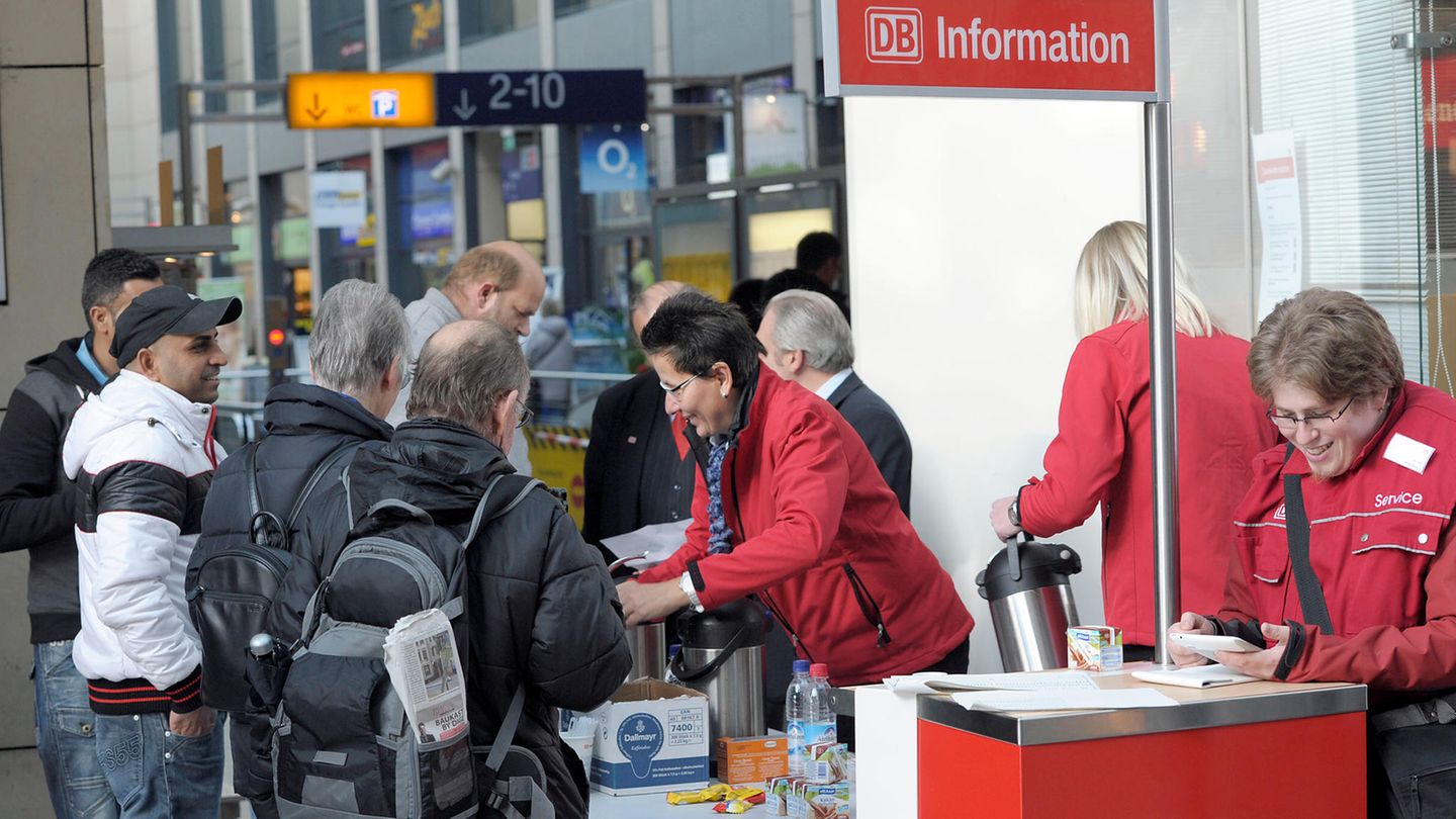 Herbst 2014 bis Mai 2015 Zwischen Herbst 2014 und Mai 2015 schickte die GDL ihre Mitglieder neunmal in den Streik. Rund 420 Stunden lang wurde das Bahnnetz lahmgelegt. Betroffen waren hunderte Fern- und Güterzüge sowie der für Pendler besonders wichtige Nahverkehr. Die Intensität der Streiks bescherte dem Bahn-Konzern Umsatzausfälle von mehreren hundert Millionen Euro. Zwischenzeitlich fielen drei Viertel aller Fernzüge aus. Erst Ende Juni 2015 verständigten sich die GDL und die Deutsche Bahn nach einem Schlichtungsverfahren auf einen neuen Tarifvertrag: Er umfasste eine Gehaltssteigerung um 5,1 Prozent und eine Arbeitszeitverkürzung auf 38 Stunden pro Woche.
