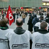 Fünf Jahre nachdem die Gewerkschaft Deutscher Lokführer (GDL) 2002 Autonomie im Tarifbereich erlangt hatte, kam es im Herbst 2007 zu einem der längsten Tarifauseinandersetzungen und dem ersten überregionalen Lokführerstreik in der Geschichte der Deutschen Bahn. Auf zwei Warnstreiks Anfang Juli folgten im Oktober und November unbefristete Streiks im Personen- und Güterverkehr. Durch die Niederlegung der Arbeit am 25. Und 26. Oktober 2007 standen 18.000 Regional- und S-Bahnen still, wovon vor allem rund 2,7 Millionen Pendler betroffen waren. Die Gewerkschaft setzte schließlich eine Tariferhöhung um elf Prozent und eine Einmalzahlung von 800 Euro durch. Die Wochenarbeitszeit sank zudem von 41 auf 40 Stunden in der Woche. 