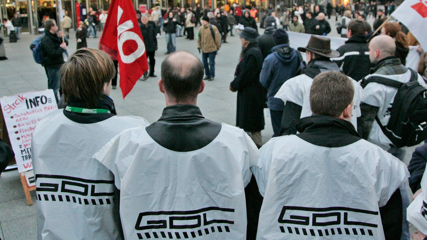 Fünf Jahre nachdem die Gewerkschaft Deutscher Lokführer (GDL) 2002 Autonomie im Tarifbereich erlangt hatte, kam es im Herbst 2007 zu einem der längsten Tarifauseinandersetzungen und dem ersten überregionalen Lokführerstreik in der Geschichte der Deutschen Bahn. Auf zwei Warnstreiks Anfang Juli folgten im Oktober und November unbefristete Streiks im Personen- und Güterverkehr. Durch die Niederlegung der Arbeit am 25. Und 26. Oktober 2007 standen 18.000 Regional- und S-Bahnen still, wovon vor allem rund 2,7 Millionen Pendler betroffen waren. Die Gewerkschaft setzte schließlich eine Tariferhöhung um elf Prozent und eine Einmalzahlung von 800 Euro durch. Die Wochenarbeitszeit sank zudem von 41 auf 40 Stunden in der Woche. 