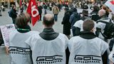 Fünf Jahre nachdem die Gewerkschaft Deutscher Lokführer (GDL) 2002 Autonomie im Tarifbereich erlangt hatte, kam es im Herbst 2007 zu einem der längsten Tarifauseinandersetzungen und dem ersten überregionalen Lokführerstreik in der Geschichte der Deutschen Bahn. Auf zwei Warnstreiks Anfang Juli folgten im Oktober und November unbefristete Streiks im Personen- und Güterverkehr. Durch die Niederlegung der Arbeit am 25. Und 26. Oktober 2007 standen 18.000 Regional- und S-Bahnen still, wovon vor allem rund 2,7 Millionen Pendler betroffen waren. Die Gewerkschaft setzte schließlich eine Tariferhöhung um elf Prozent und eine Einmalzahlung von 800 Euro durch. Die Wochenarbeitszeit sank zudem von 41 auf 40 Stunden in der Woche. 