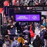 Das Gedränge am Bahnsteig ist groß. Viele Bahn-Kunden sind gezwungen ihre geplanten Reisen zu verschieben oder ganz abzusagen.