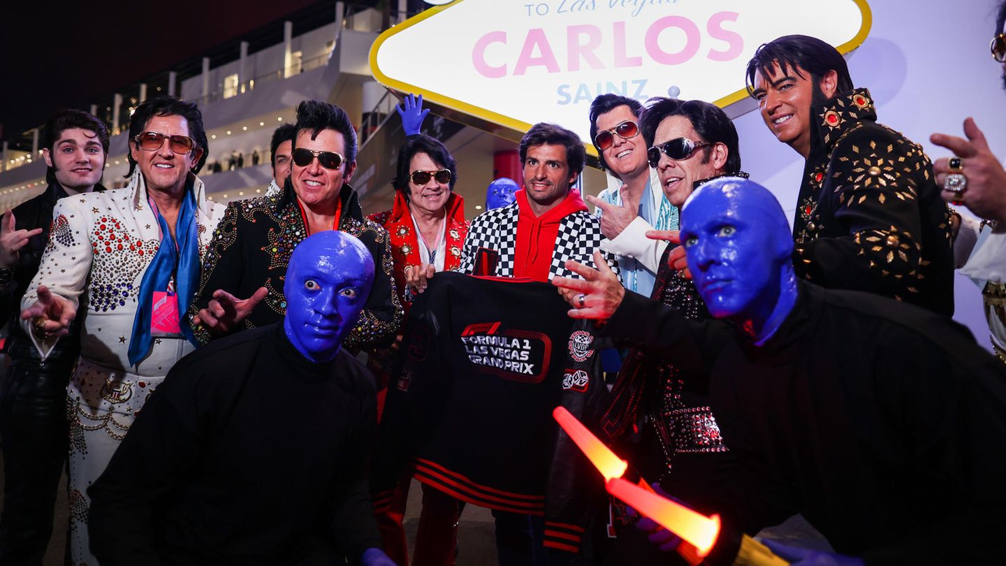 Die Blue Men Group gehörte zu den Acts, die in Las Vegas auftraten. Hier sind sie zusammen mit dem Ferrari-Piloten Carlos Sainz (im schwarz-weiß karierten Jackett) und den unvermeidlichen Elvis-Imitatoren zu sehen.