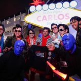 Die Blue Men Group gehörte zu den Acts, die in Las Vegas auftraten. Hier sind sie zusammen mit dem Ferrari-Piloten Carlos Sainz (im schwarz-weiß karierten Jackett) und den unvermeidlichen Elvis-Imitatoren zu sehen.