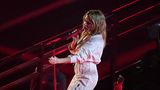 Der größte Star war aber zweifelsohne die Australiern Kylie Minogue, die in einem praktischen Overall auftrat und eher wie ein Formel 1-Mechaniker aussah.