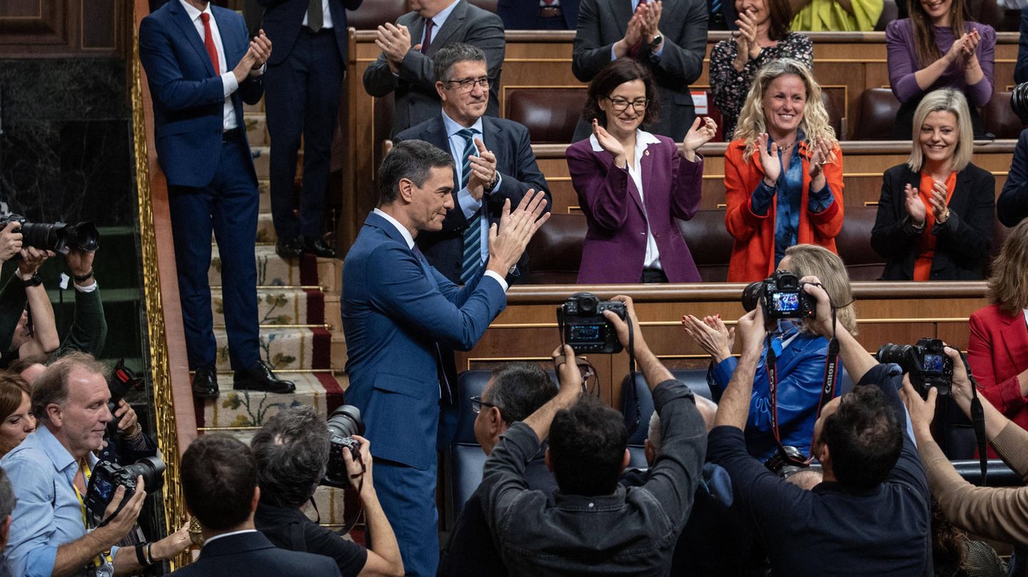 Pedro Sánchez bei seiner Wahl im Parlament von Madrid