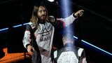 Hollywoodstar Jared Leto gehörte mit seiner Band Thirty Seconds to Mars zum Line-up. Wer hier dabei sein wollte und will, musste tief in die Tasche greifen. Das günstigste Ticket für die Renn-Tage gab es nicht unter 700 Dollar. Man konnte sich aber auch ein Paket für fünf Millionen Dollar erstehen – dafür darf man sich wie ein Kaiser fühlen, so das Versprechen.      