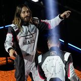 Hollywoodstar Jared Leto gehörte mit seiner Band Thirty Seconds to Mars zum Line-up. Wer hier dabei sein wollte und will, musste tief in die Tasche greifen. Das günstigste Ticket für die Renn-Tage gab es nicht unter 700 Dollar. Man konnte sich aber auch ein Paket für fünf Millionen Dollar erstehen – dafür darf man sich wie ein Kaiser fühlen, so das Versprechen.      