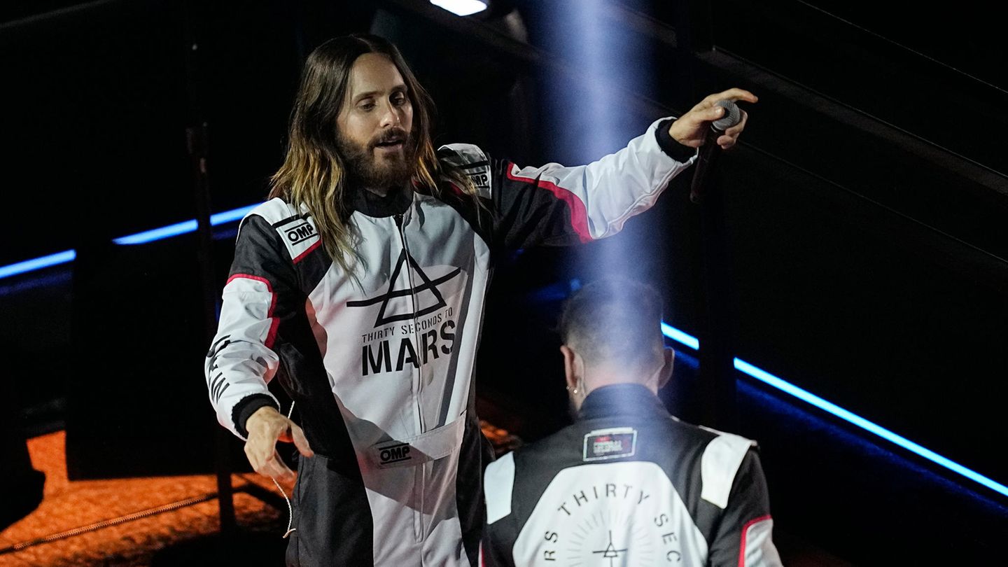 Hollywoodstar Jared Leto gehörte mit seiner Band Thirty Seconds to Mars zum Line-up. Wer hier dabei sein wollte und will, musste tief in die Tasche greifen. Das günstigste Ticket für die Renn-Tage gab es nicht unter 700 Dollar. Man konnte sich aber auch ein Paket für fünf Millionen Dollar erstehen – dafür darf man sich wie ein Kaiser fühlen, so das Versprechen.      