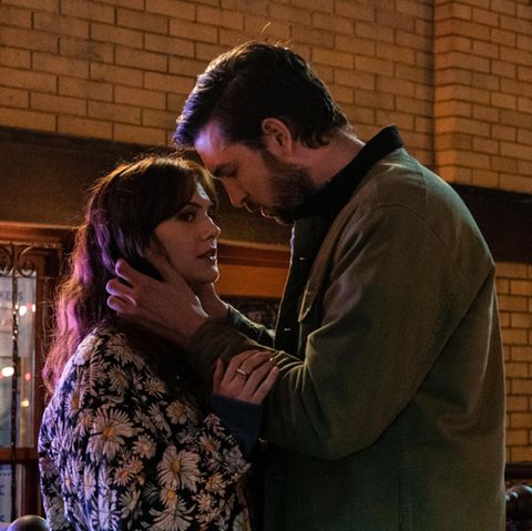 Filmszene aus Cat Person mit Margot und Robert: Eine Frau und ein Mann sitzen im Kino nebeneinander