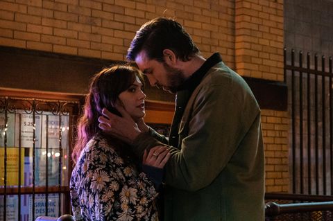 Filmszene aus Cat Person mit Margot und Robert: Eine Frau und ein Mann sitzen im Kino nebeneinander