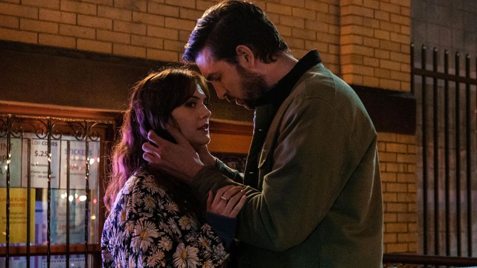 Filmszene aus Cat Person mit Margot und Robert: Eine Frau und ein Mann sitzen im Kino nebeneinander