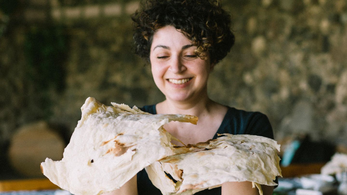 Anna Aridzanjan bei einem Lavash-Backkurs in Armenien