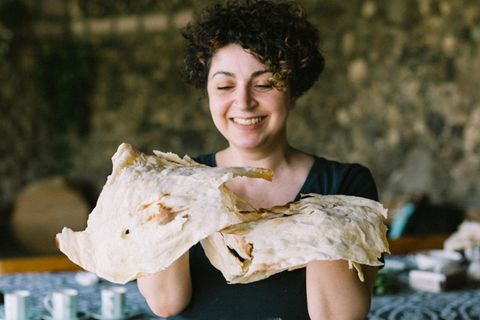 Anna Aridzanjan bei einem Lavash-Backkurs in Armenien