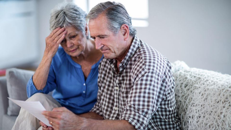 Rentenalter: Ein älteres Paar liest einen Brief