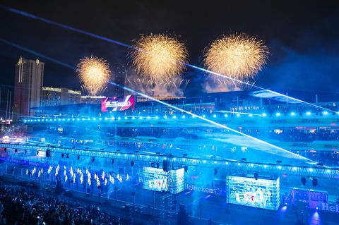 Die Formel 1 lieferte am Mittwochabend eine gigantische Show auf dem Las-Vegas-Strip. Das Grand-Prix-Wochenende wurde gemäß dem Charakter des Veranstaltungsortes mit einer lauten und grellen Eröffnungsshow eingeläutet. Ungewohnt ist diesmal der Termin: Zum ersten Mal seit dem Großen Preis von Südafrika 1985 findet ein Rennen wieder an einem Samstag statt. Start ist um 22.00 Uhr Ortszeit (bei uns 7.00 Uhr am Sonntagmorgen).