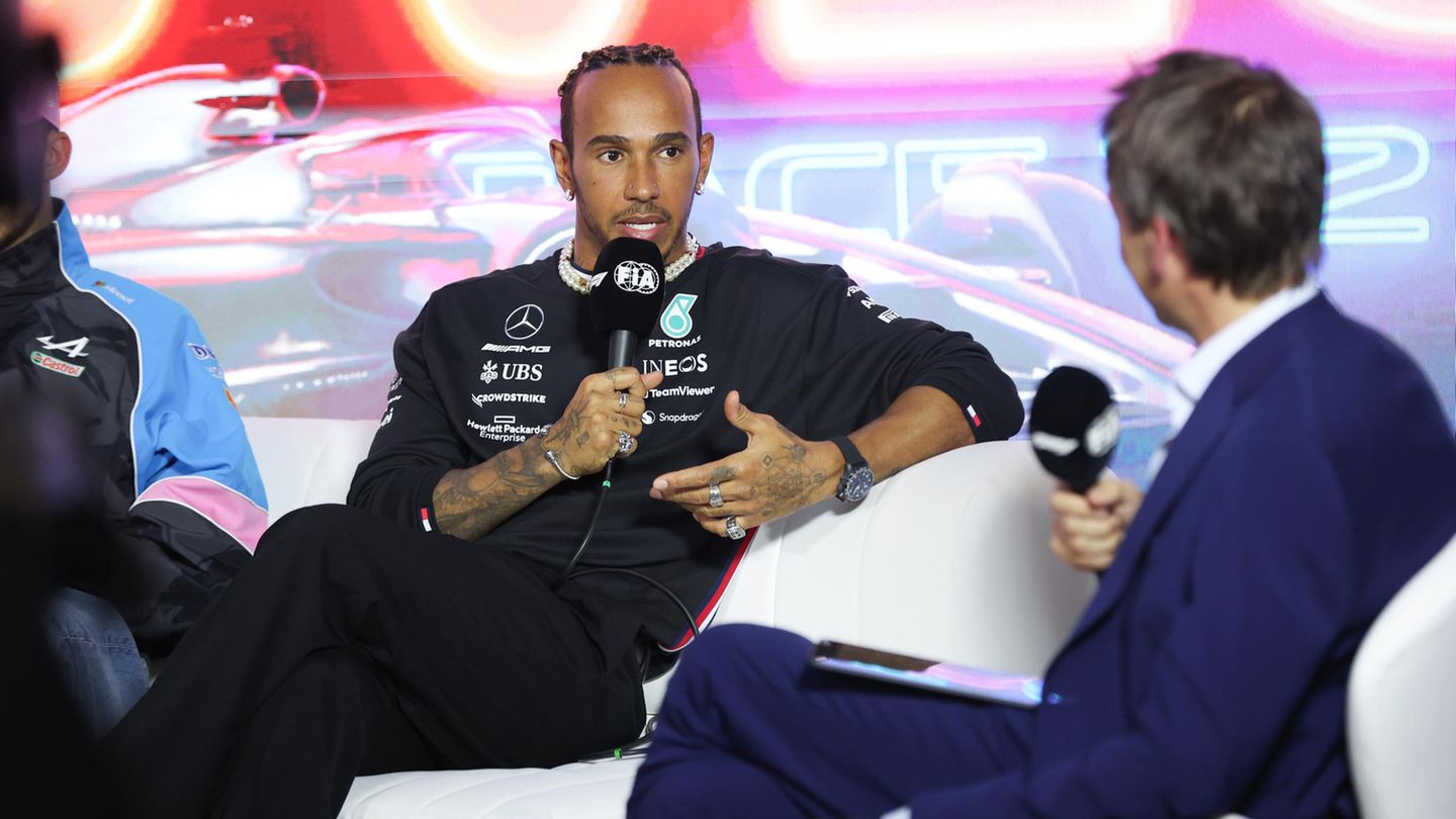Rekord-Weltmeister Lewis Hamilton hat nichts gegen die Show: "Es ist sehr cool, hier zu sein. Ich habe Las Vegas so oft in Filmen gesehen, jetzt stehe ich hier, die Energie in dieser Stadt ist atemberaubend. Amerika hat so viele tolle Städte zu bieten, aber selbst unter denen sticht Las Vegas heraus", sagte er.