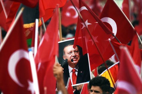Erdoğan im Flaggenmeer: Anhänger des türkischen Präsidenten bei einem Besuch 2016 in Köln