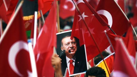 Erdoğan im Flaggenmeer: Anhänger des türkischen Präsidenten bei einem Besuch 2016 in Köln