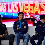 Sergio Perez, Alexander Albon und Yuki Tsunoda haben in Las Vegas die Möglichkeit, im Fahrerlager zu heiraten. Eine Hochzeitskapelle erinnert an die Geschichte Nevadas als US-Bundesstaat, in dem seit den 1930ern Vermählungen schnell und unkompliziert möglich sind. Bis dass der Tod sie scheide oder Liebe auf der Überholspur.