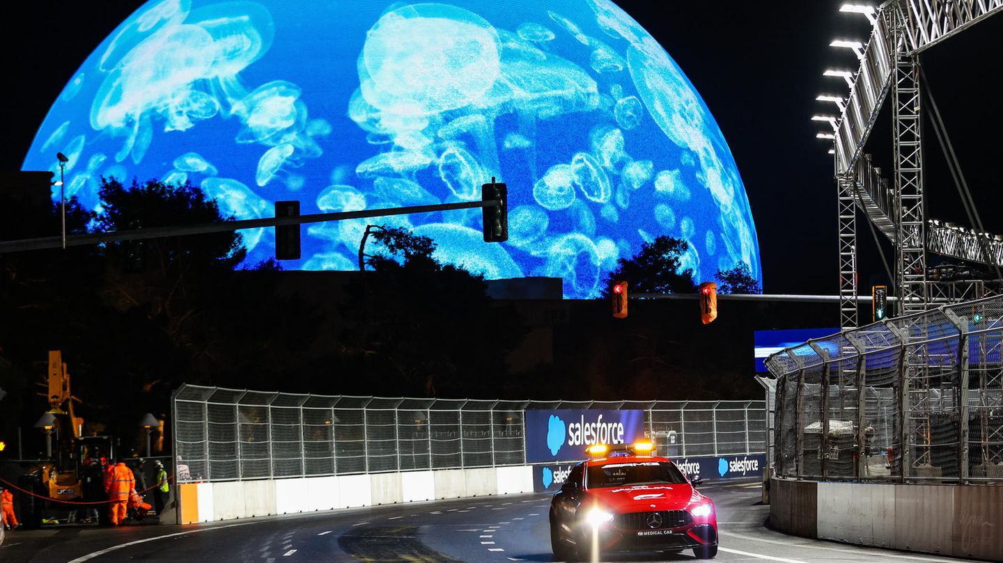 Ein künstlicher Mond, der in Wahrheit die riesige MSG Sphere-Mehrzweckhalle in Form einer LED-Kugel ist, lieferte dem Safety Car eine prächtige Kulisse. Laut neutraler Schätzungen sollen am Rennwochenende rund 1,2 Milliarden US-Dollar in die Kassen der lokalen Wirtschaft gespült werden.