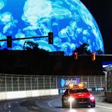 Ein künstlicher Mond, der in Wahrheit die riesige MSG Sphere-Mehrzweckhalle in Form einer LED-Kugel ist, lieferte dem Safety Car eine prächtige Kulisse. Laut neutraler Schätzungen sollen am Rennwochenende rund 1,2 Milliarden US-Dollar in die Kassen der lokalen Wirtschaft gespült werden.