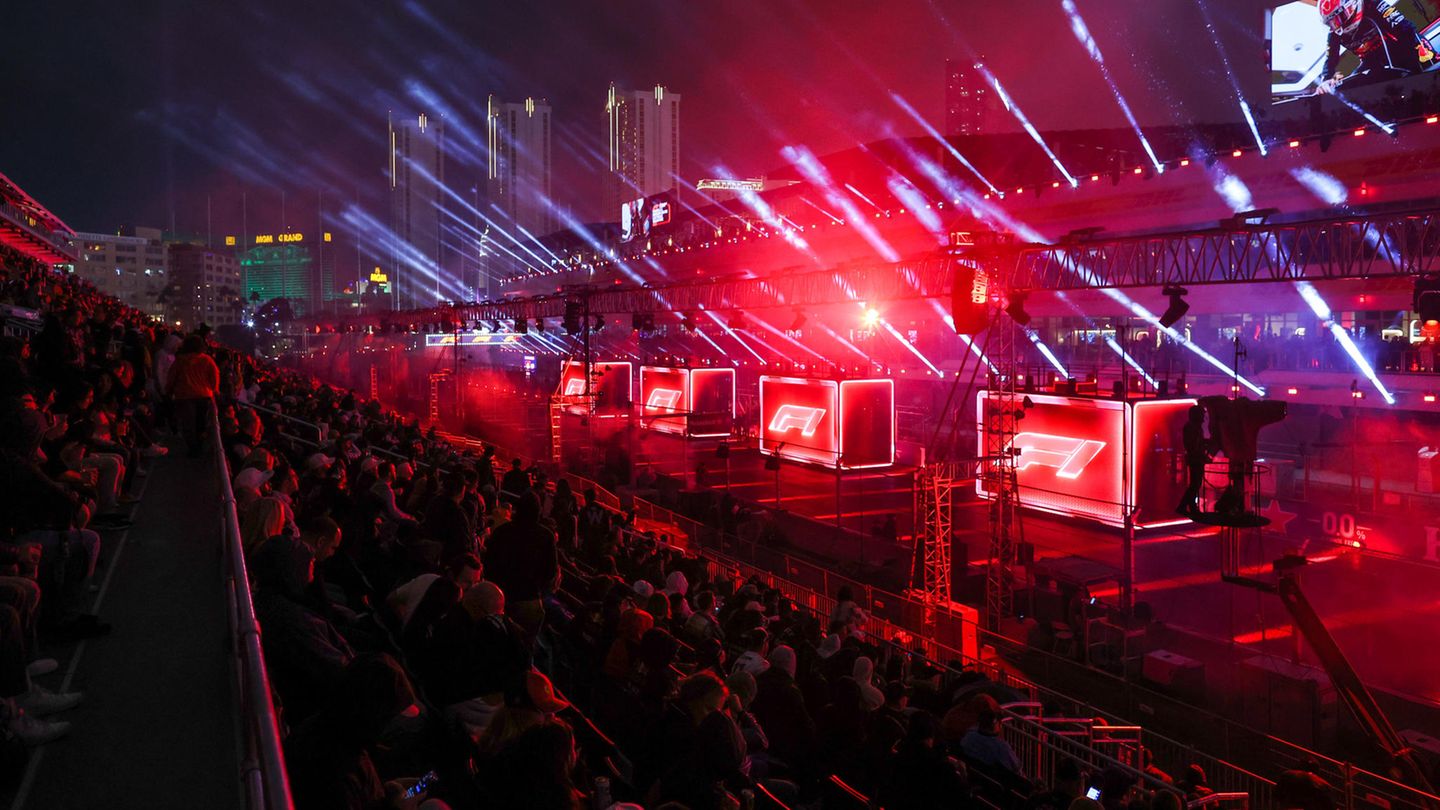 Liberty Media, die Besitzerin der Formel 1, investierte knapp eine halbe Milliarde in das Rennen. Allein der Erwerb des etwa 22 Fußballfelder großen Areals, das hinter dem legendären Strip liegt, kostete 224 Millionen Euro. Während Monte Carlo etwas in die Jahre gekommen ist, soll Las Vegas das neue Prunkstück der Formel 1 werden, wo sich auf perfekte Weise Glamour und Ruhm verbinden. Liberty Media setzt als US-Unternehmen voll auf den heimischen Markt. Neben Las Vegas finden Grands Prix in Austin und Miami statt.