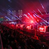 Liberty Media, die Besitzerin der Formel 1, investierte knapp eine halbe Milliarde in das Rennen. Allein der Erwerb des etwa 22 Fußballfelder großen Areals, das hinter dem legendären Strip liegt, kostete 224 Millionen Euro. Während Monte Carlo etwas in die Jahre gekommen ist, soll Las Vegas das neue Prunkstück der Formel 1 werden, wo sich auf perfekte Weise Glamour und Ruhm verbinden. Liberty Media setzt als US-Unternehmen voll auf den heimischen Markt. Neben Las Vegas finden Grands Prix in Austin und Miami statt.