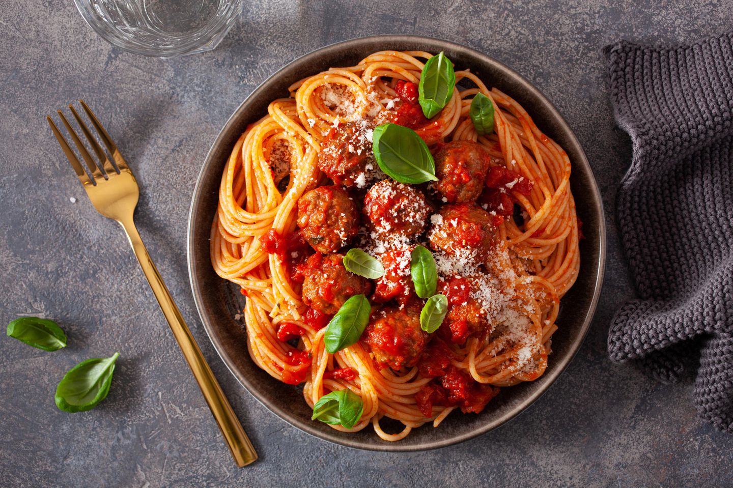 Spaghetti mit Fleischbällchen Spaghetti mit Fleischbällchen