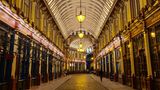 Leadenhall Market in London – die Winkelgasse Eine überdachte Einkaufsstraße mit markanten Lampen: die Winkelgasse in "Harry Potter"